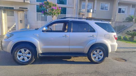 TOYOTA HILUX SW4 3.0 SRV 4X4 7 LUGARES 16V TURBO INTERCOOLER DIESEL 4P AUTOMÁTICO